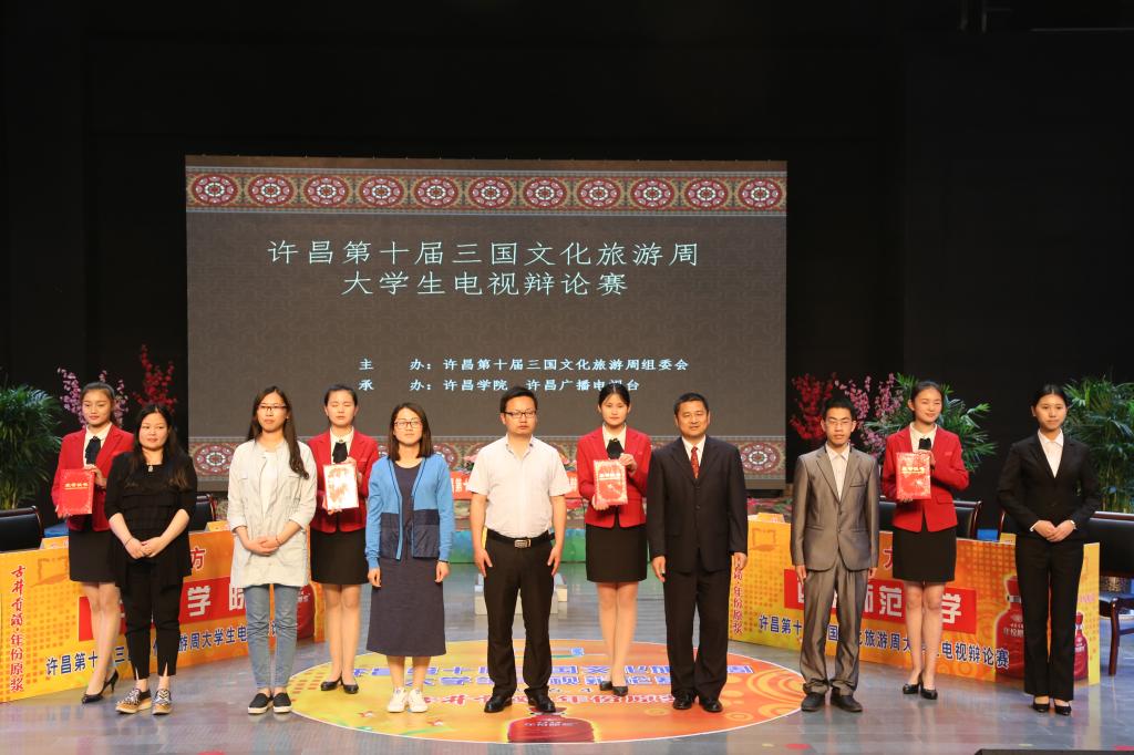 优秀指导老师上台领奖