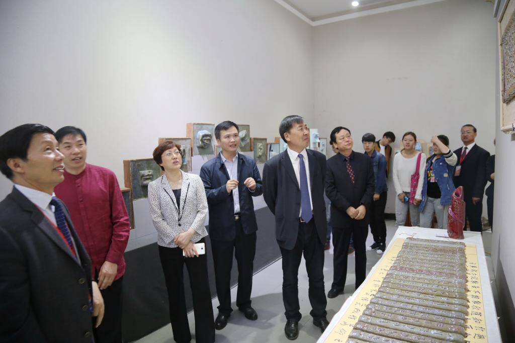 领导、嘉宾观看大赛作品展